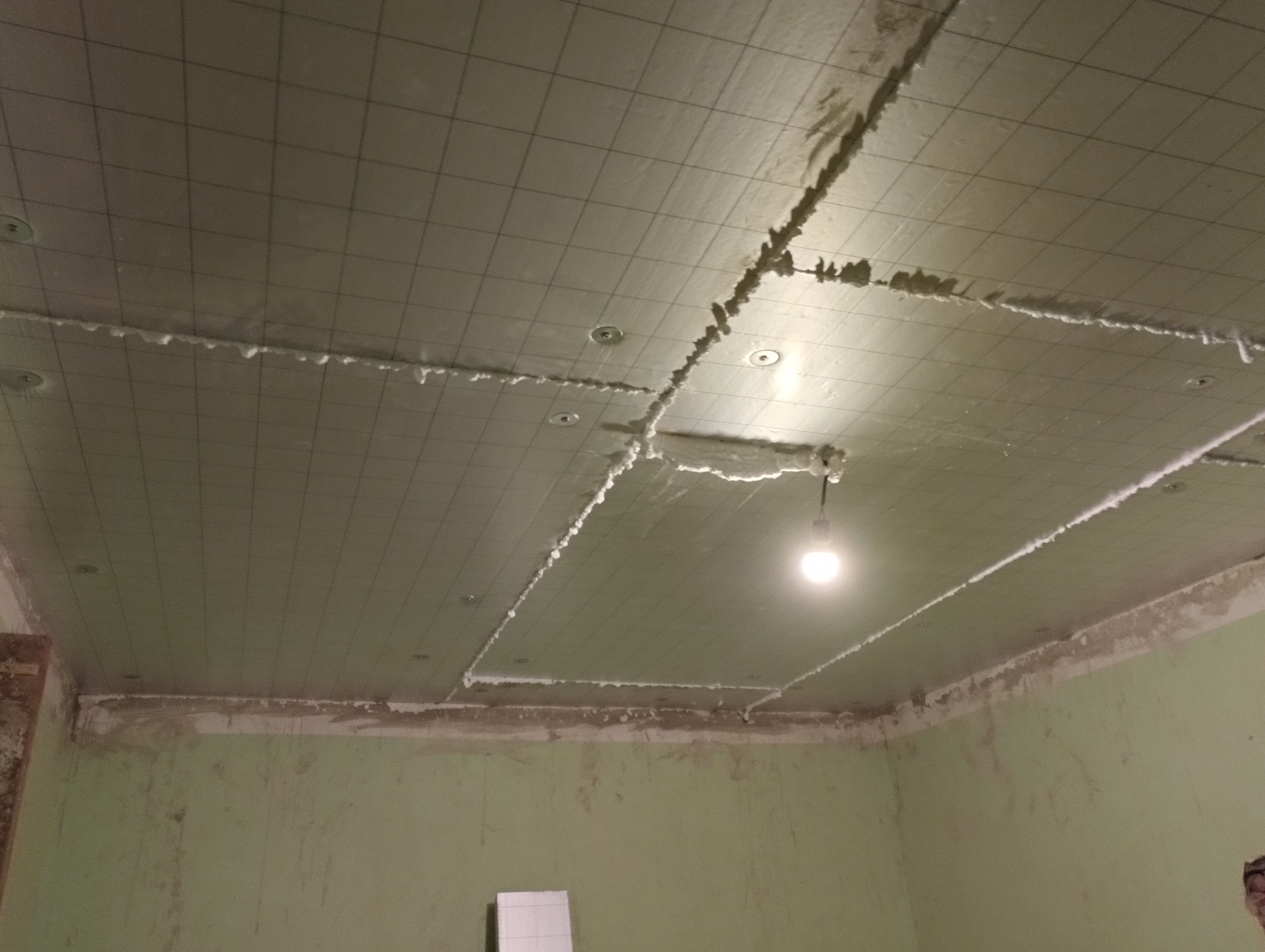 Zateplení stropu PIR deskami — 4. Vypěnění spár