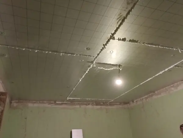 Izolace stropů panely PIR – vypěnění spár, Liberec